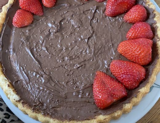 Ich mache Erdbeerkuchen, mit Schokountergrund (Reste). Kommt gut an.