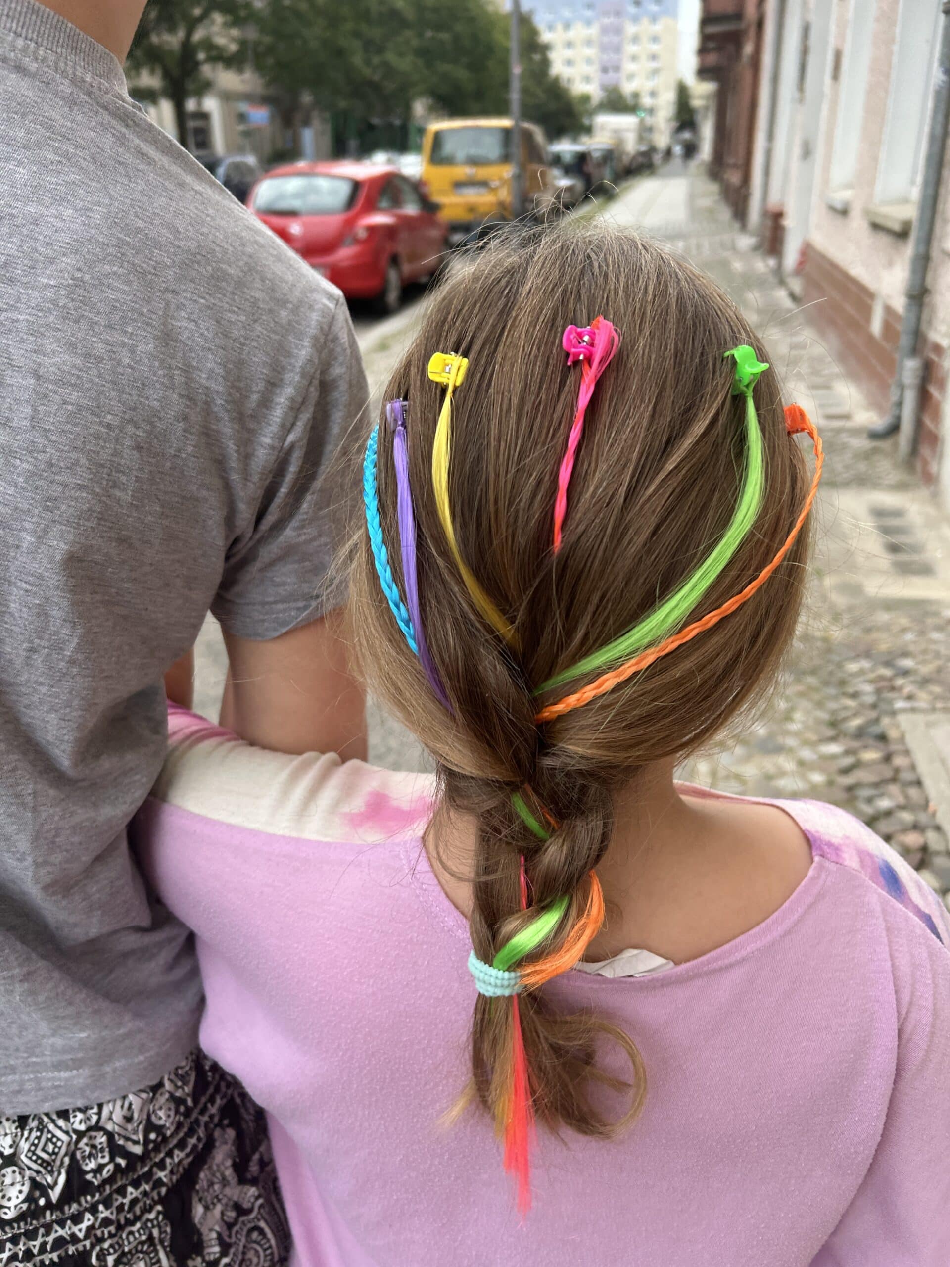 Hallo Sonntag. Wir gehen heute Morgen zum Gottesdienst, denn die Kinder waren verreist und feiern damit heute den Abschluss ihrer Reise.