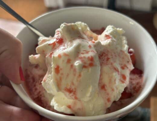 und aus den Erdbeeren wird der erste Eisbecher des Jahres. Mit Vanille. Sahne und Erdbeeren. Alle sind begeistert.