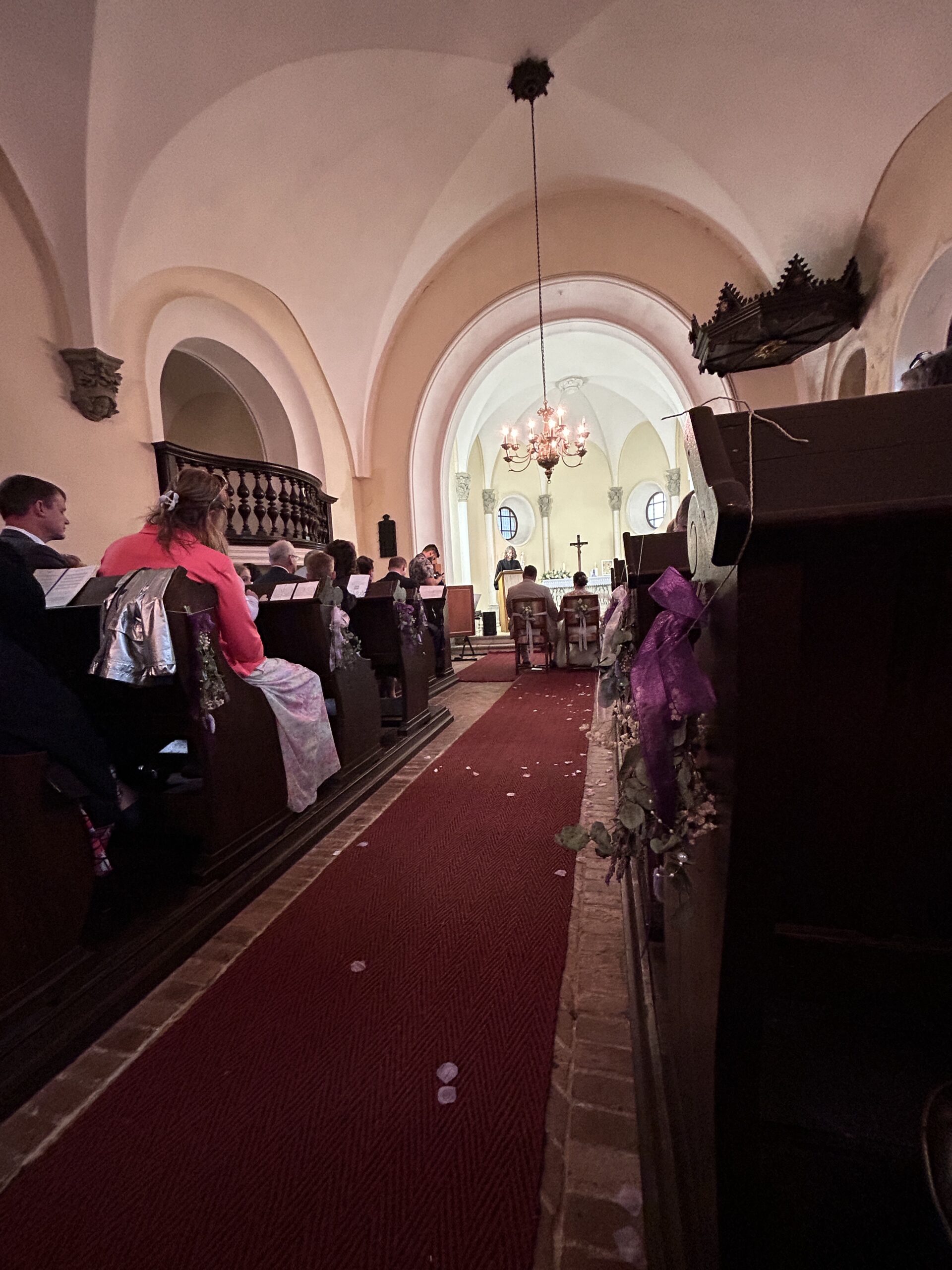 Wir fahren auf eine Hochzeit ins Havelland von Freunden. Eine niedliche Kirche.