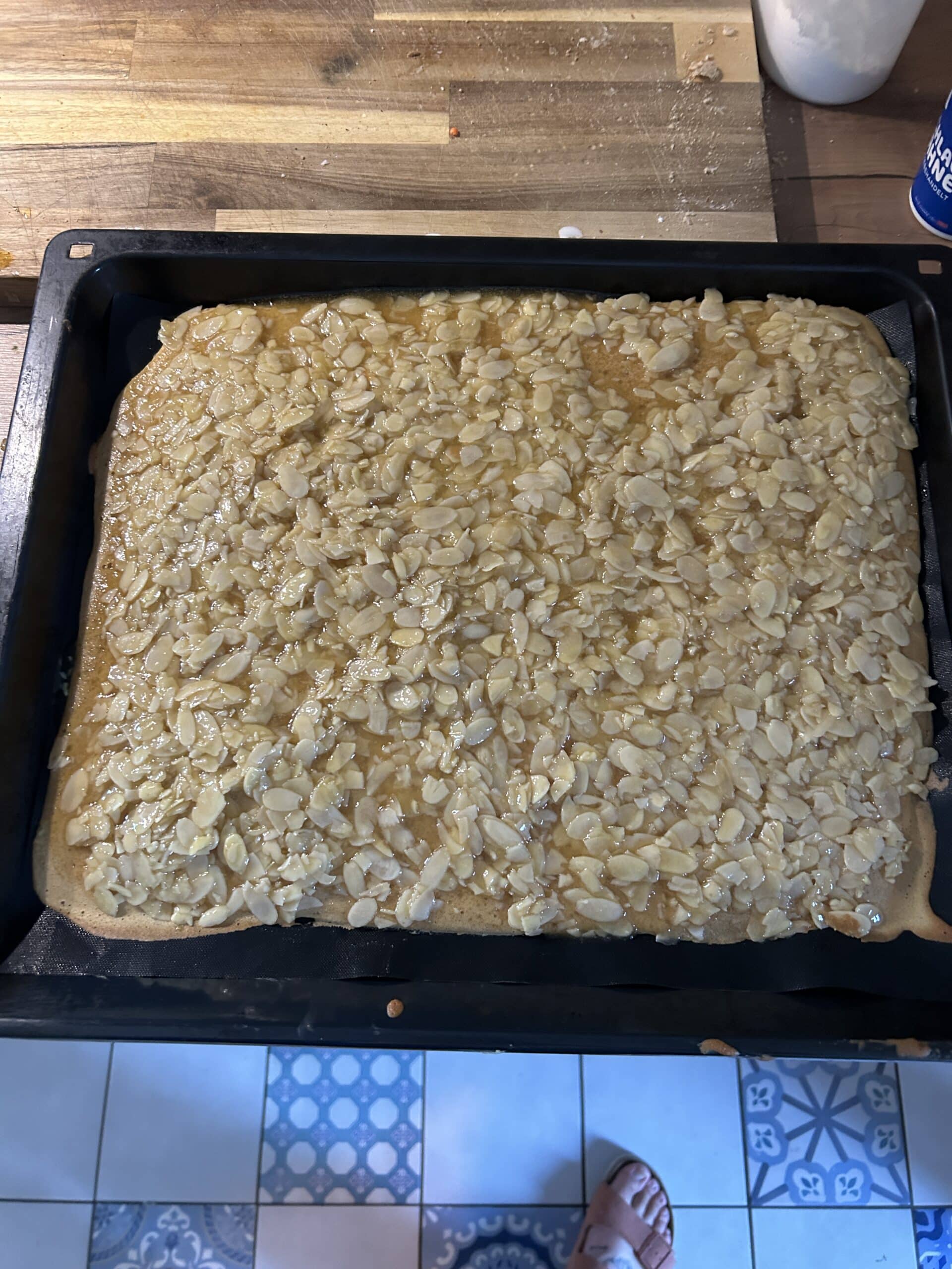 Für morgen habe ich noch Kuchen gebacken. Wir kriegen nämlich Besuch.