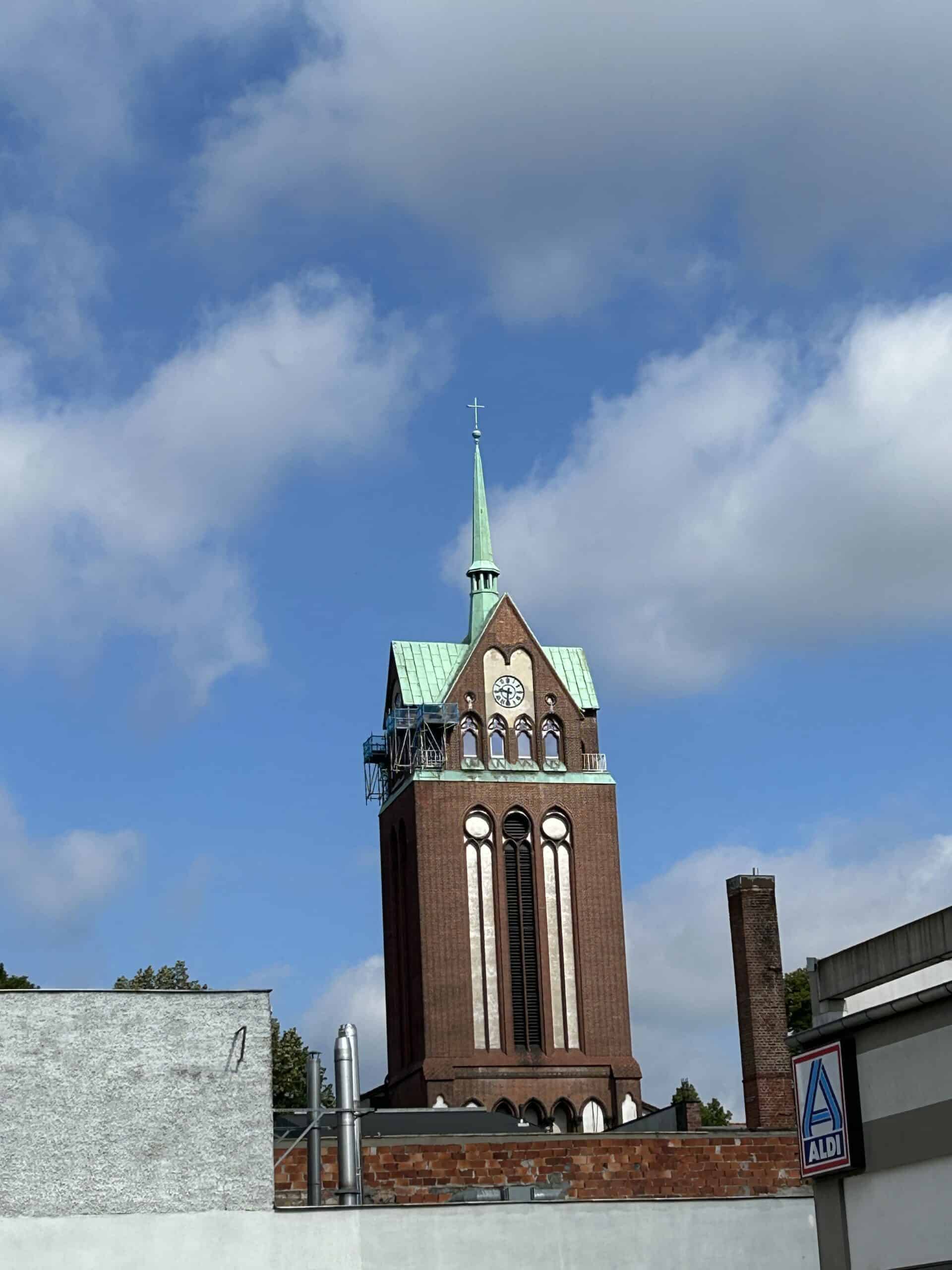 Ohne Konsti bringe ich die große Tochter zur Abfahrt der Kursfahrt. Gleich mal ne Kirche fotografieren für ihn.