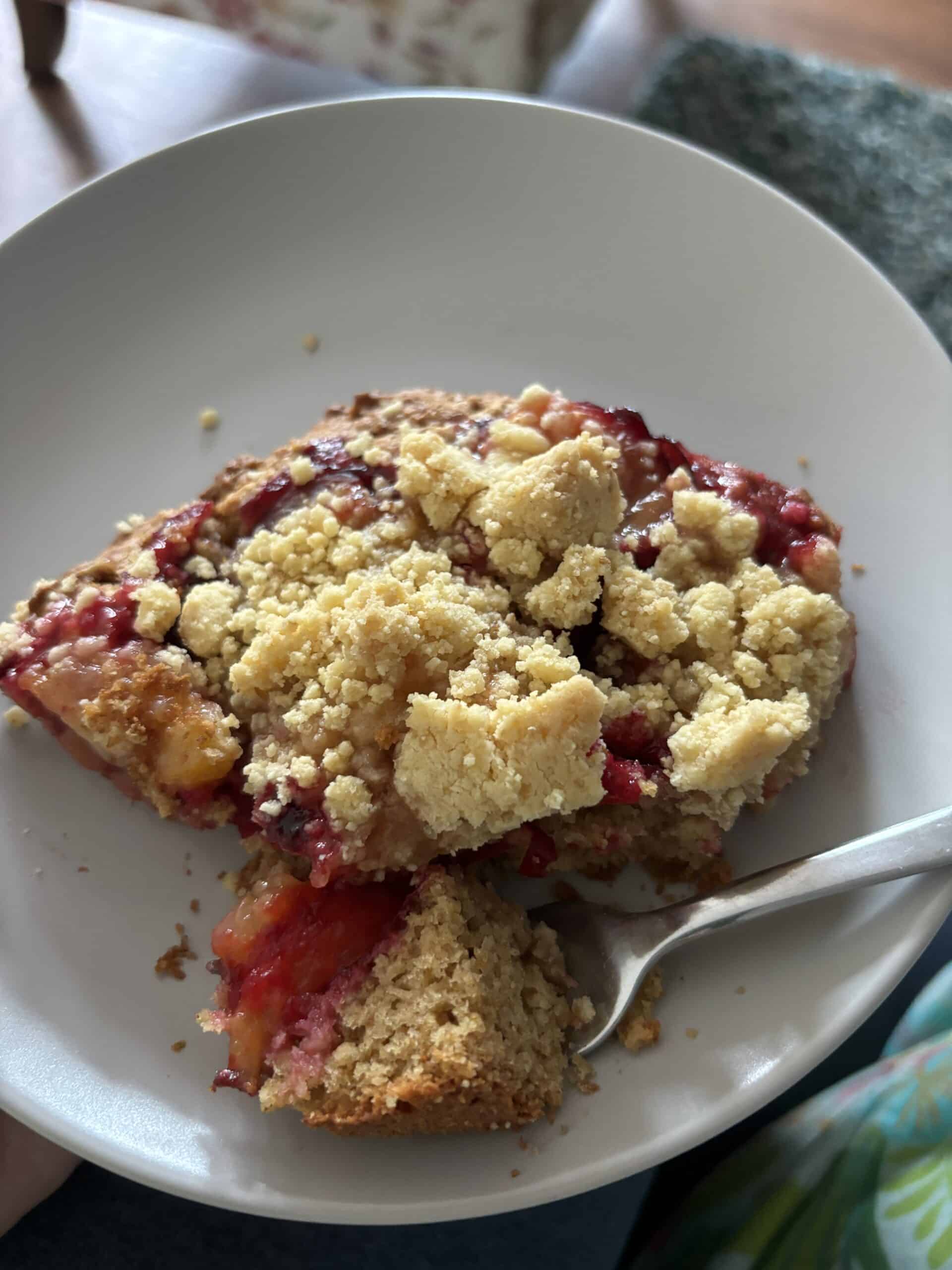 #7 Mit der großen Tochter wird dann gemeinsam gebacken. Heute: glutenfreier Pflaumenkuchen.