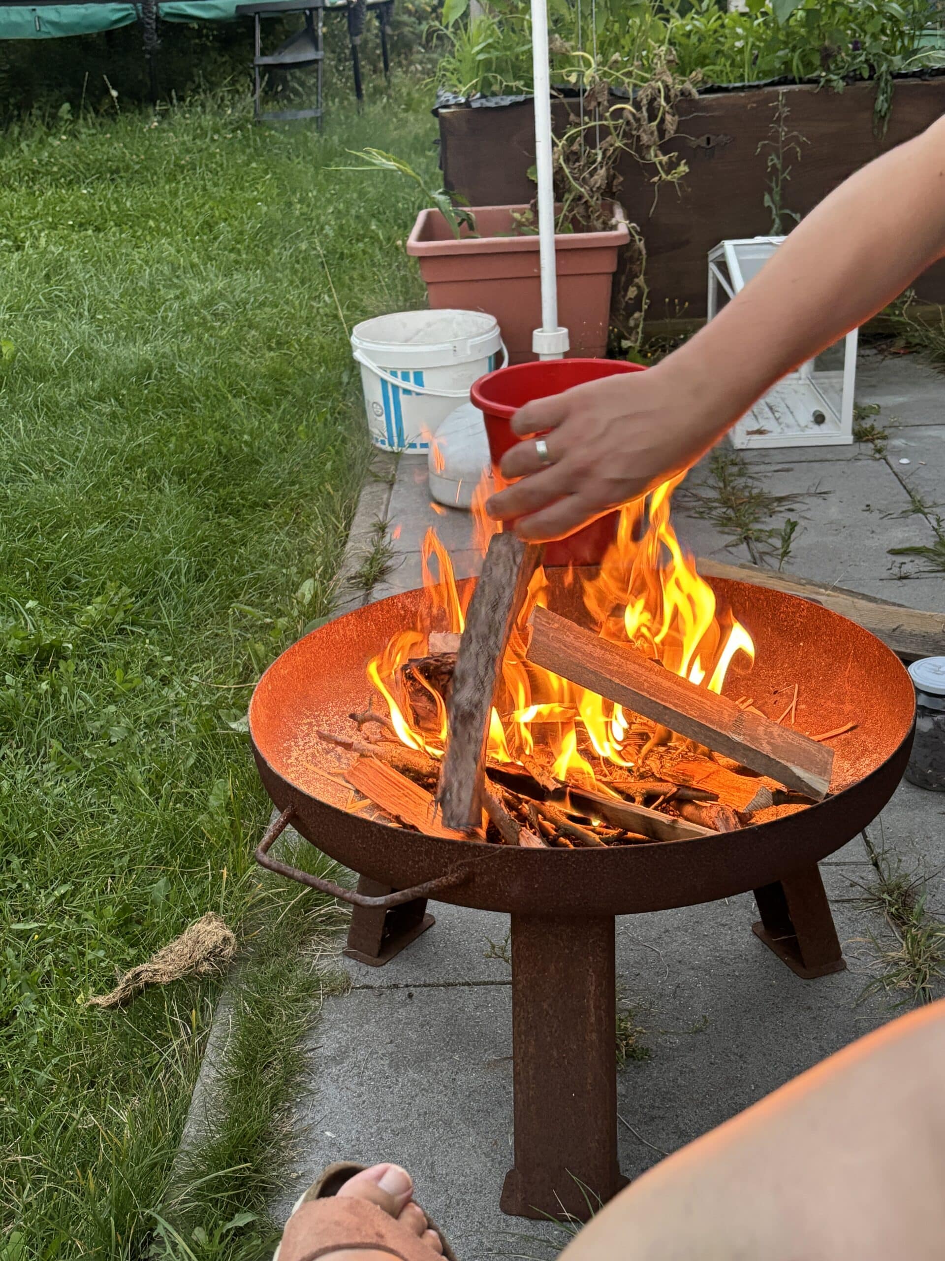 #12 und noch ein kleine Feuer. Wir sitzen draußen bis es dunkel wird.