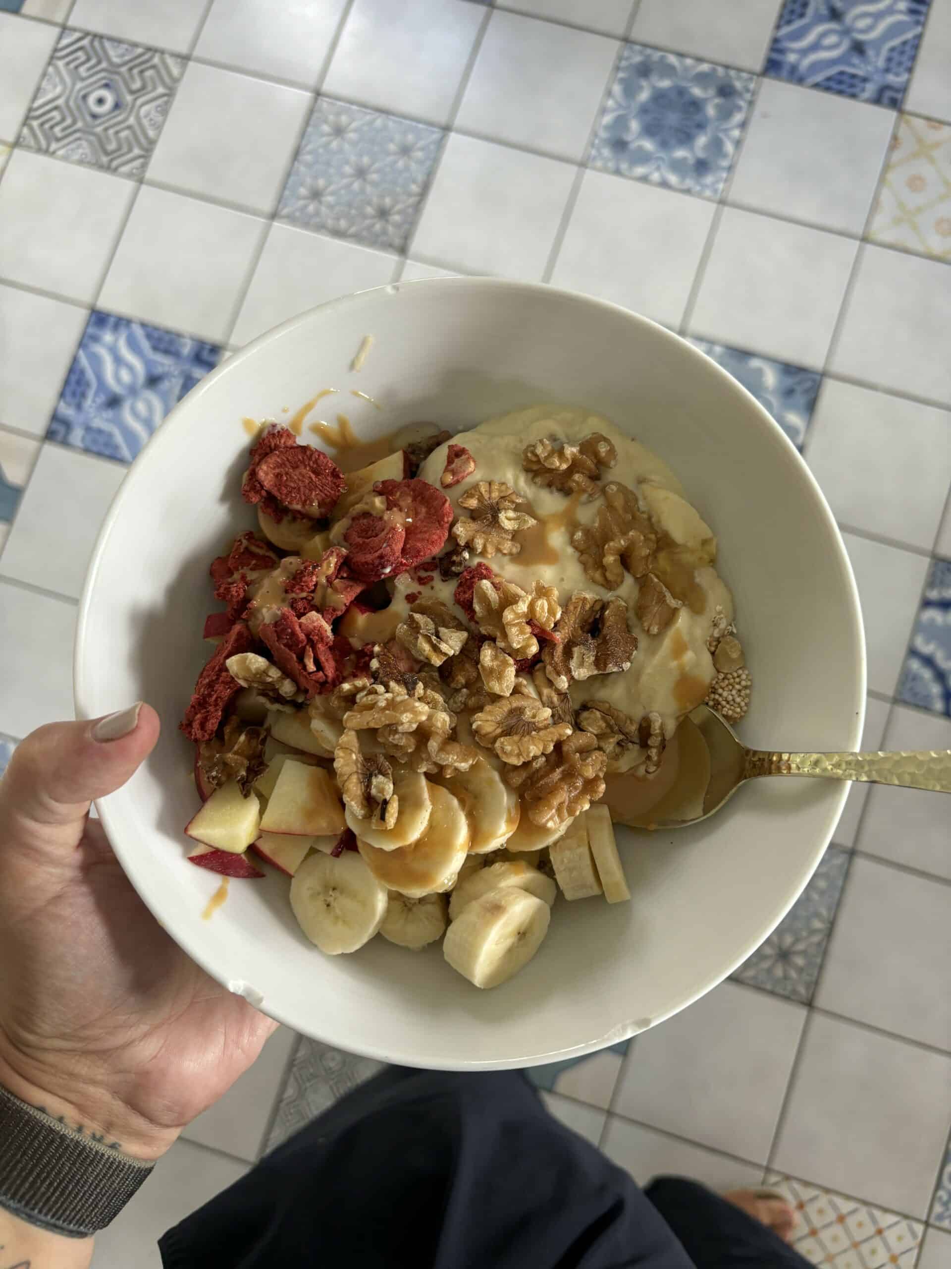 Zum Mittag gibt es leckere Bowl. Ich hab da gerade wieder mal was laufen mit Müsli.