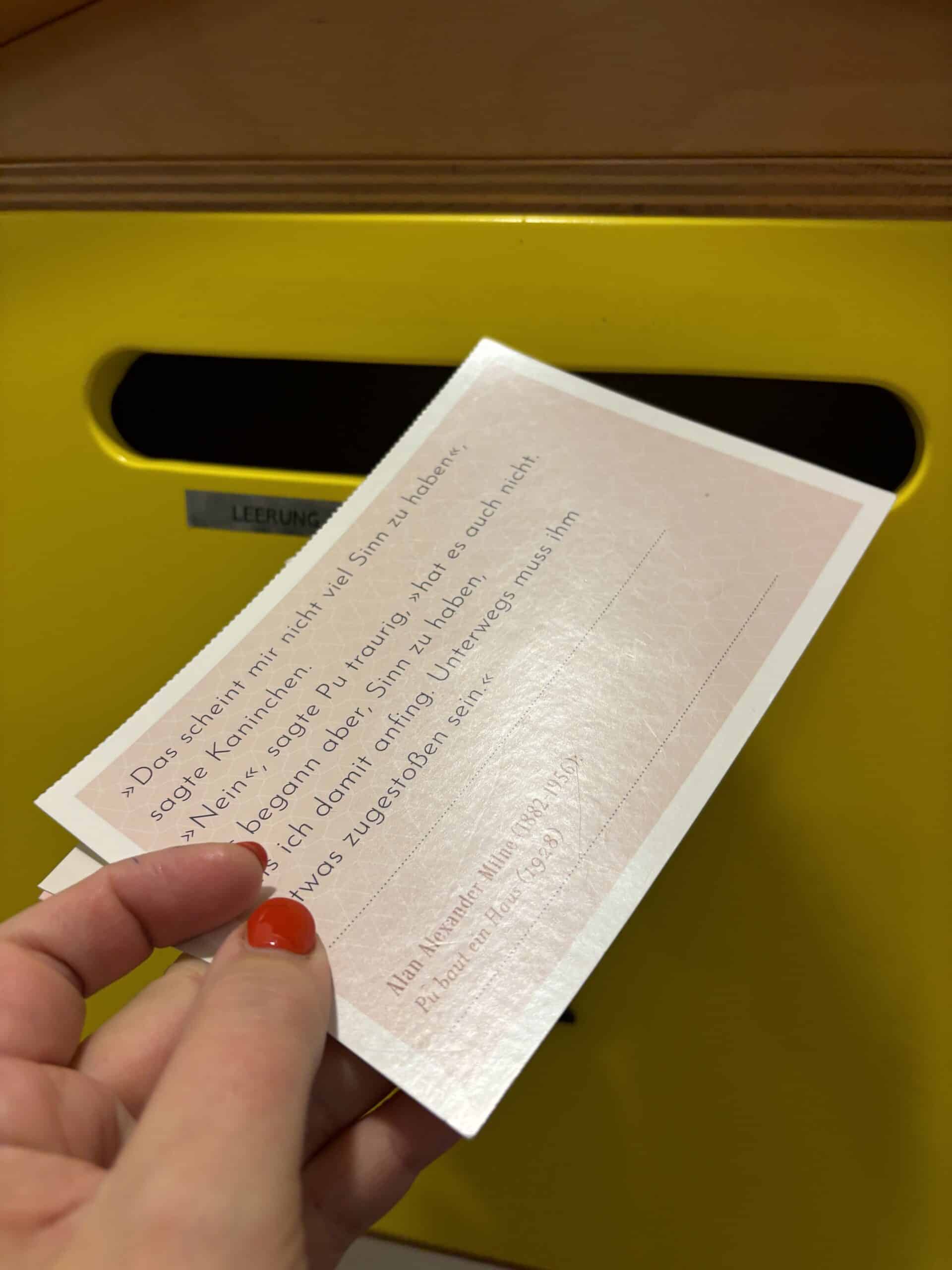 Hallo Samstag. Ich verschicke heute Post. Hier im Haus ist ein Briefkasten