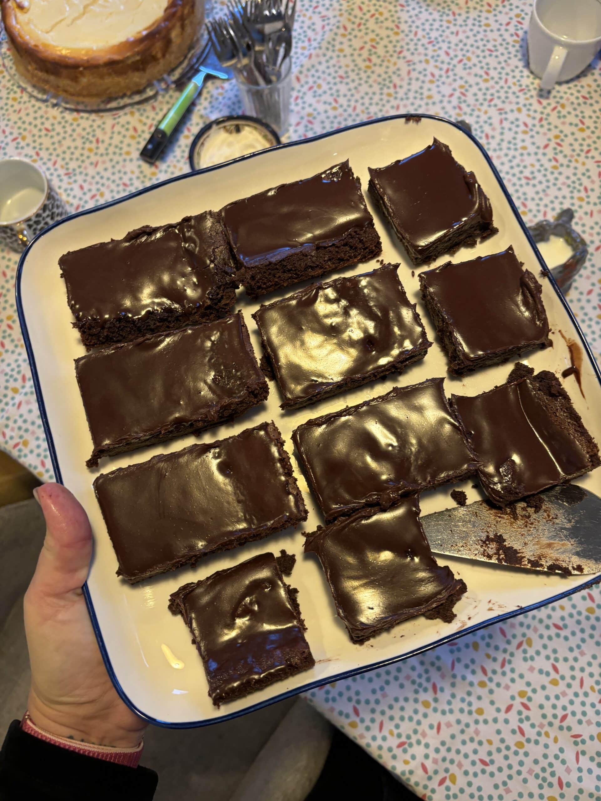 Zuhause wird gebacken. Der Sohn liebt den "Tod durch Schokolade" darin waren 7 Tafeln Schokolade und 500 gr. Butter.