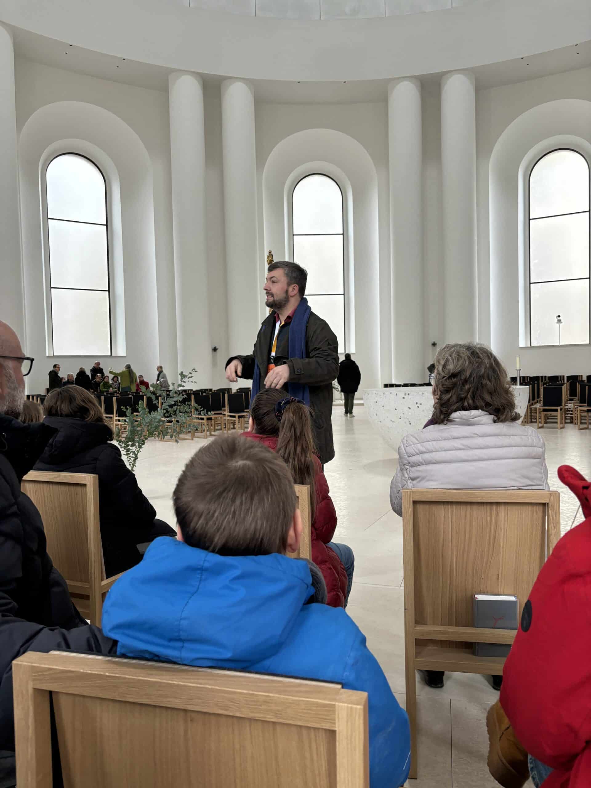 Gemeinsam besuchen wir eine Familienführung in St. Hedwig, die Konstantin leitet.